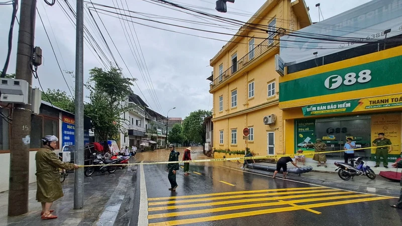 Một số tuyến đường tại thành phố Hà Giang bị ngập úng do nước sông Lô dâng cao.