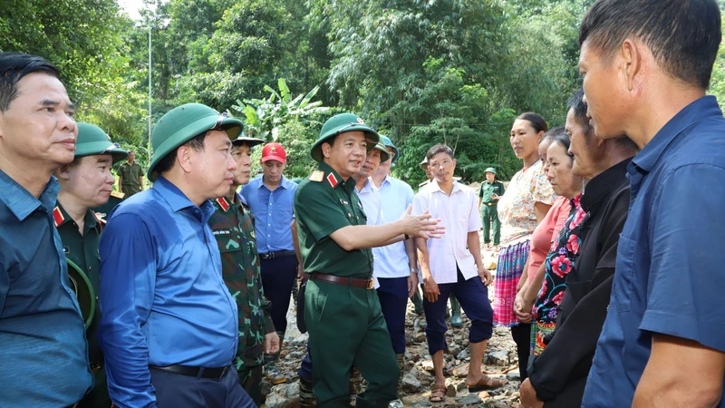 Thượng tướng Trịnh Văn Quyết thăm người dân thôn Đồng Tâm, xã Yên Thành, huyện Quang Bình.