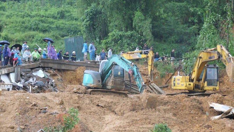 Lực lượng chức năng triển khai tìm kiếm cứu nạn trong vụ sạt lở đất tại Km49, Quốc lộ 2.