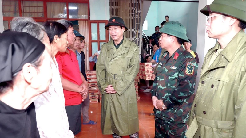 Lãnh đạo tỉnh Hà Giang thăm hỏi, động viên người dân xã Việt Vinh, huyện Bắc Quang, phải di dời đến nơi an toàn. 