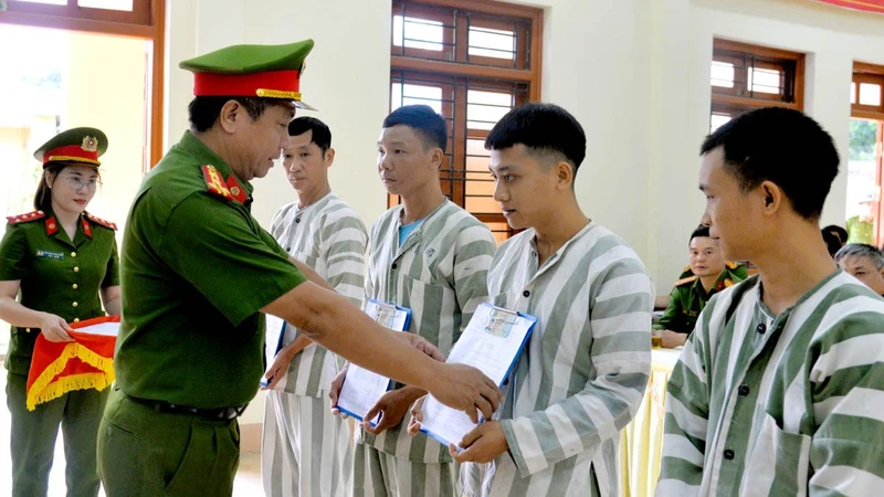 Đại tá Nguyễn Đức Thuận, Phó Giám đốc Công an tỉnh Hà Giang trao quyết định đặc xá của Chủ tịch nước cho 4 phạm nhân.