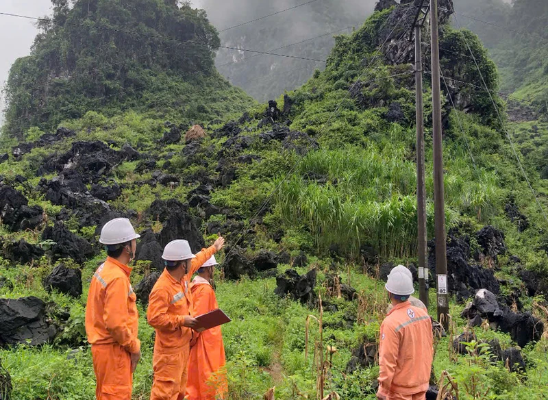 Công nhân Điện lực huyện Yên Minh (Hà Giang) khảo sát cấp điện cho các thôn biên giới.