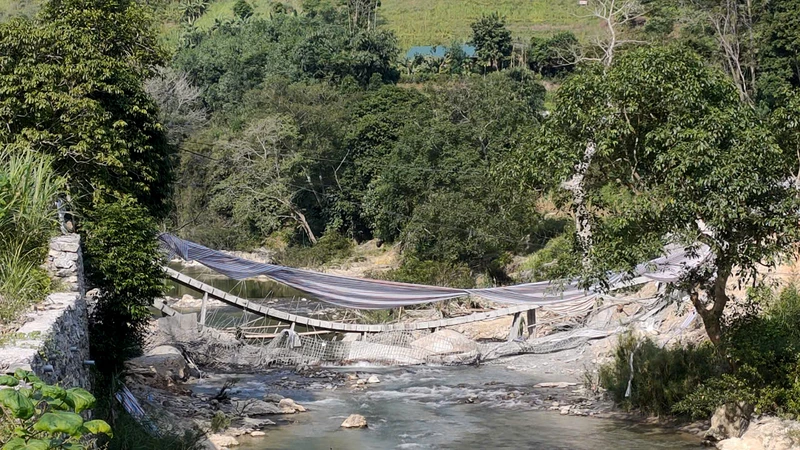 Cầu dân sinh thôn Lũng Cáng, xã Thuận Hòa, huyện Vị Xuyên bị sập khi đang thi công.