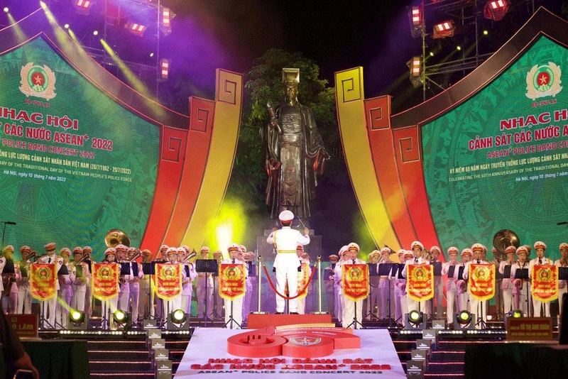 Tiết mục hòa nhạc của đoàn Cảnh sát nhân dân Việt Nam với hơn 70 nhạc công biểu diễn.