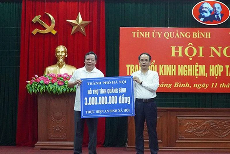 Lãnh đạo TP Hà Nội trao kinh phí hỗ trợ an sinh xã hội cho tỉnh Quảng Bình.