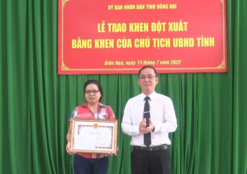Chị Lê Thị Vân đón nhận Bằng khen của Chủ tịch Ủy ban nhân dân tỉnh Đồng Nai.
