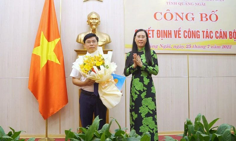 Đồng chí Bùi Thị Quỳnh Vân trao quyết định bổ nhiệm cho tân Chánh Văn phòng Đoàn đại biểu Quốc hội và Hội đồng nhân dân tỉnh Quảng Ngãi Trương Minh Sang.