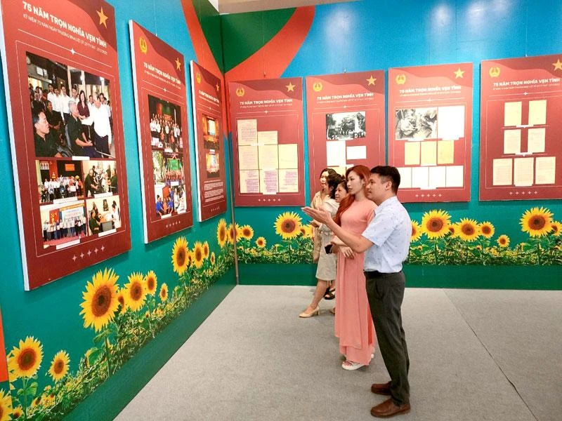 Công chúng Thủ đô đến với triển lãm nhân dịp kỷ niệm 75 năm Ngày Thương binh-Liệt sĩ.