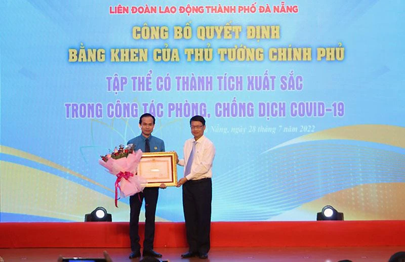 Tặng Bằng khen của Thủ tướng Chính phủ cho Liên đoàn Lao động TP Đà Nẵng.