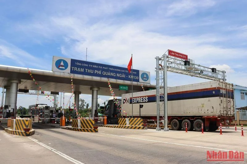 Giao thông thông suốt trên cao tốc Đà Nẵng-Quảng Ngãi khi qua Trạm thu phí Quảng Ngãi.