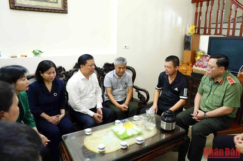 Bí thư Thành ủy Hà Nội Đinh Tiến Dũng và lãnh đạo thành phố thăm hỏi, chia buồn gia đình ba cán bộ, chiến sĩ hy sinh khi tham gia chữa cháy. (Ảnh: Duy Linh)