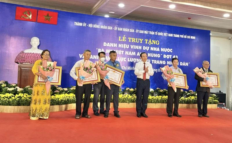 Đồng chí Nguyễn Văn Nên, Ủy viên Bộ Chính trị, Bí thư Thành ủy TP Hồ Chí Minh trao tặng danh hiệu vinh dự Nhà nước “Bà mẹ Việt Nam Anh hùng” cho đại diện gia đình các mẹ.