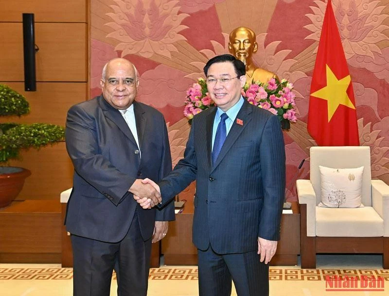 Chủ tịch Quốc hội Vương Đình Huệ và ngài Orlando Nicolas Hernandez Guillen, Đại sứ Đặc mệnh toàn quyền nước Cộng hòa Cuba tại Việt Nam. 