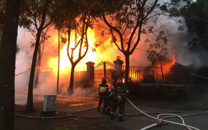 Dập tắt đám cháy tại nhà liền kề khu đô thị Pháp Vân 