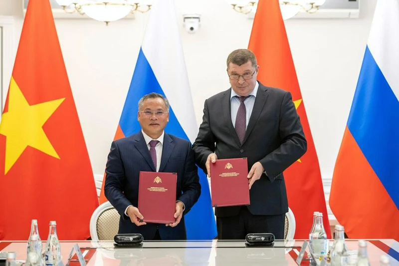 Đại diện Bộ Công an Việt Nam và Cơ quan Vệ binh quốc gia Nga ký kết thỏa thuận hợp tác.
