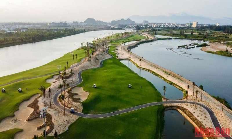 Lễ hội Du lịch golf 2022 là sự kiện được mong đợi nhất của người chơi golf tại Việt Nam, với sự tham gia của rất nhiều tay golf nổi tiếng trong nước cùng các quốc gia khác. Cùng xem hình ảnh về Lễ hội Du lịch golf 2022 để cảm nhận sự phấn khích và thăng hoa của ngành golf tại Việt Nam.