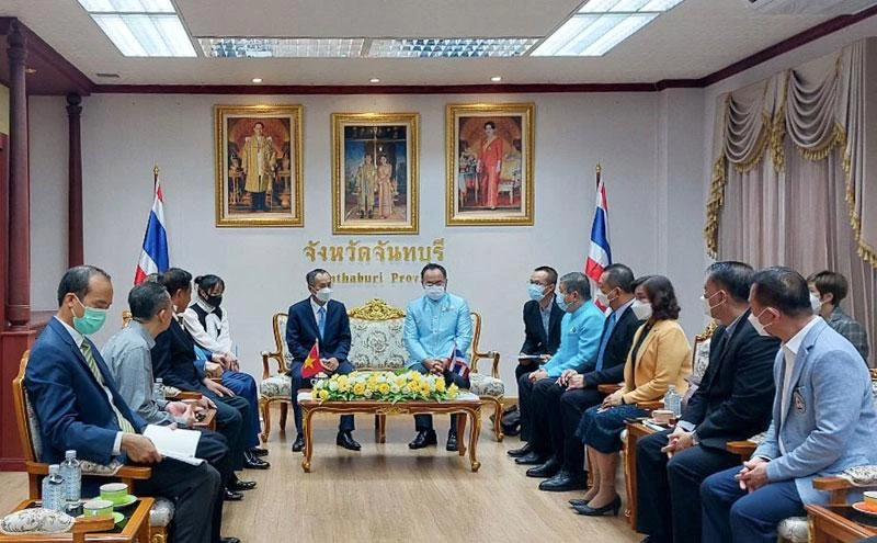 Đoàn công tác Đại sứ quán Việt Nam làm việc với chính quyền tỉnh Chanthanaburi.
