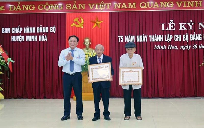 Phó Bí thư Thường trực Tỉnh ủy Quảng Bình Trần Hải Châu trao Huy hiệu Đảng cho các đảng viên lão thành.