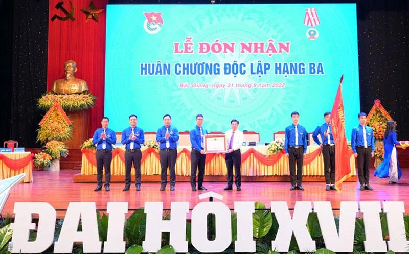 Trao Huân chương Độc lập hạng Ba cho Đoàn Thanh niên Cộng sản Hồ Chí Minh tỉnh Bắc Giang.