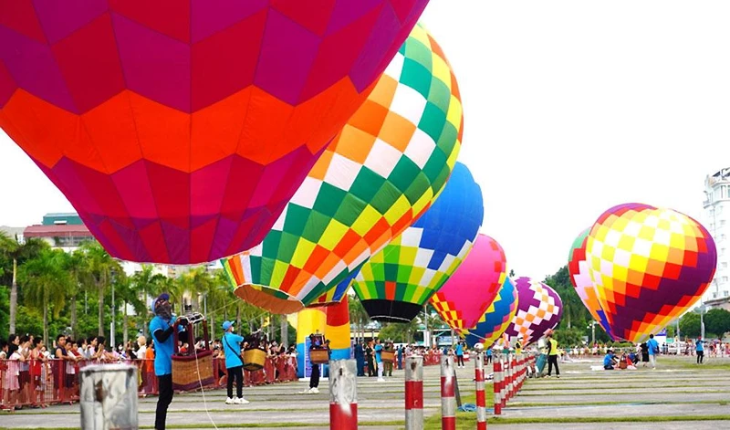 Lễ hội Khinh khí cầu hấp dẫn nhân dân, du khách.