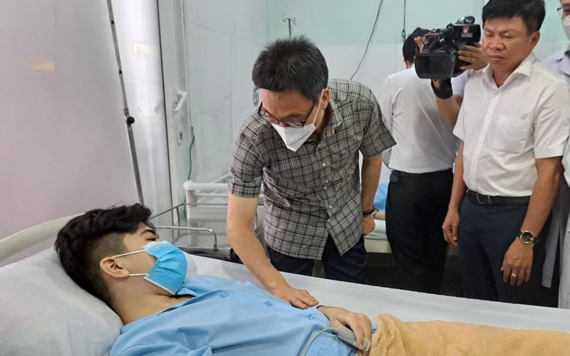 Phó Thủ tướng Vũ Đức Đam thăm nạn nhân bị thương tại Bệnh viện đa khoa An Phú.