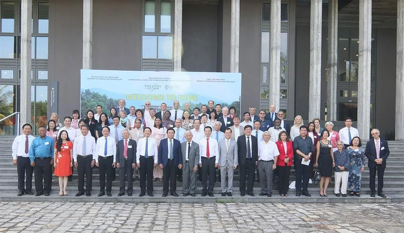 Các đại biểu chụp ảnh lưu niệm tại Trung tâm Quốc tế Khoa học và Giáo dục liên ngành (ICISE), TP Quy Nhơn, tỉnh Bình Định.