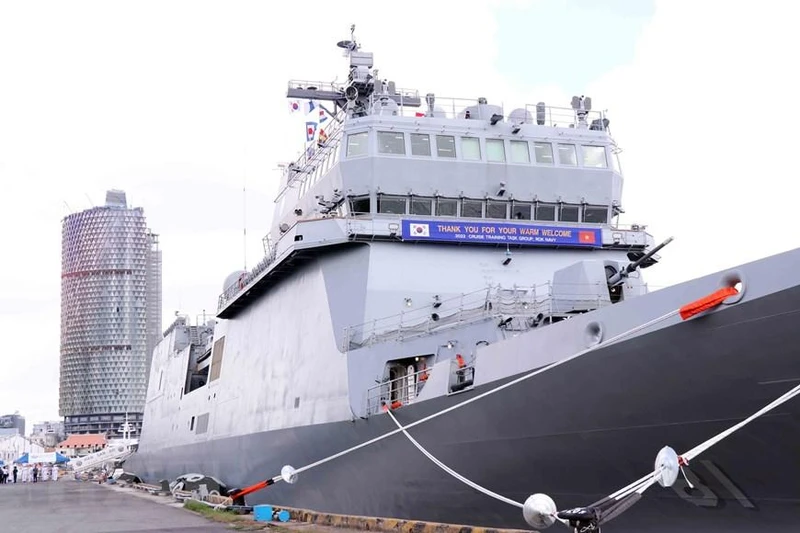 Tàu huấn luyện HANSANDO - tàu huấn luyện đầu tiên của lực lượng Hải quân Hàn Quốc cập bến cảng Thành phố Hồ Chí Minh. (Ảnh: Xuân Khu/TTXVN)