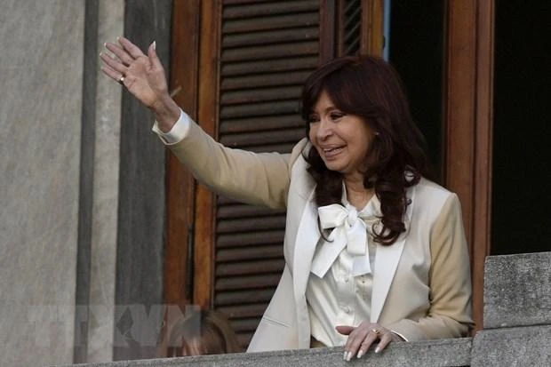 Phó Tổng thống Argentina Cristina Fernandez de Kirchner vẫy chào người ủng hộ từ ban công tòa nhà Quốc hội ở thủ đô Buenos Aires, ngày 23/8/2022. (Ảnh: AFP/TTXVN)