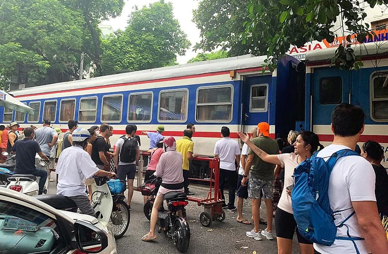 Đoàn tàu Lào Cai-Hà Nội đã phải dừng lại sau khi xảy ra va chạm với du khách cố tình đi vào chụp ảnh. (Ảnh: Internet)