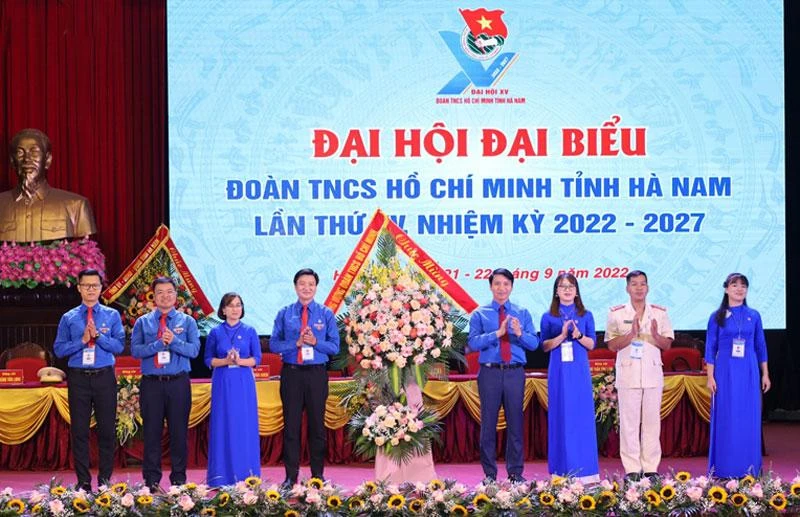 Bí thư Trung ương Đoàn, Chủ tịch Hội LHTN Việt Nam Nguyễn Ngọc Lương tặng hoa chúc mừng Đại hội.