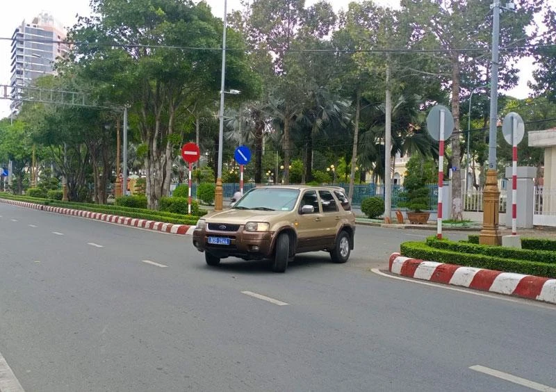 Ô-tô mang biển kiểm soát giả bị lực lượng công an áp giải về Công an thành phố Mỹ Tho để lập biên bản, tạm giữ phương tiện.