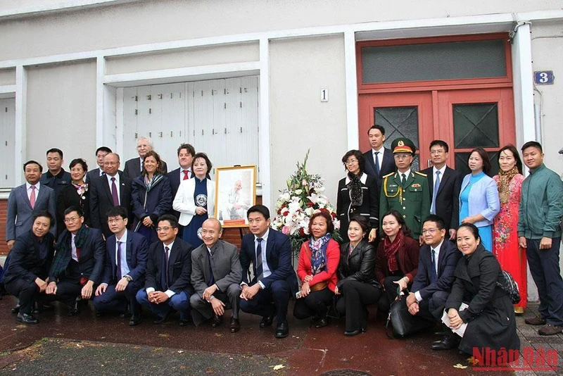 Bộ trưởng Phạm Thị Thanh Trà và Đoàn công tác của Bộ Nội vụ chụp ảnh lưu niệm cùng đại diện thành phố Le Havre và các cơ quan đại diện Việt Nam tại Pháp trước số 1 phố Đô Đốc Courbet. (Ảnh: KHẢI HOÀN)