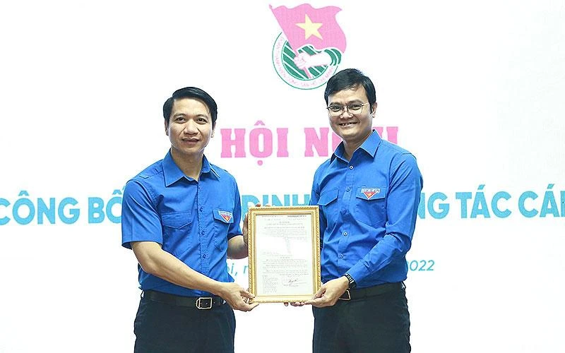 Đồng chí Bùi Quang Huy (bên phải) trao quyết định cho tân Bí thư Thường trực Trung ương Đoàn Nguyễn Ngọc Lương.