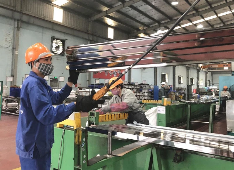Hoạt động sản xuất công nghiệp trên địa bàn Hà Nội 9 tháng đầu năm 2022 đã có sự phục hồi rõ nét. (Trong ảnh: Sản xuất tại Tập đoàn Inox Hoàng Vũ - Khu công nghiệp Từ Liêm, Hà Nội).