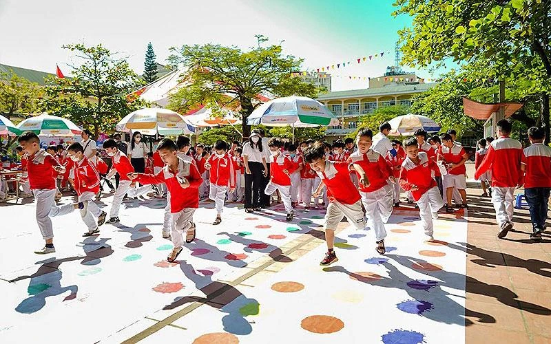 Thiếu niên, nhi đồng tham gia các trò chơi tại “Ngày hội sắc màu” 2022.
