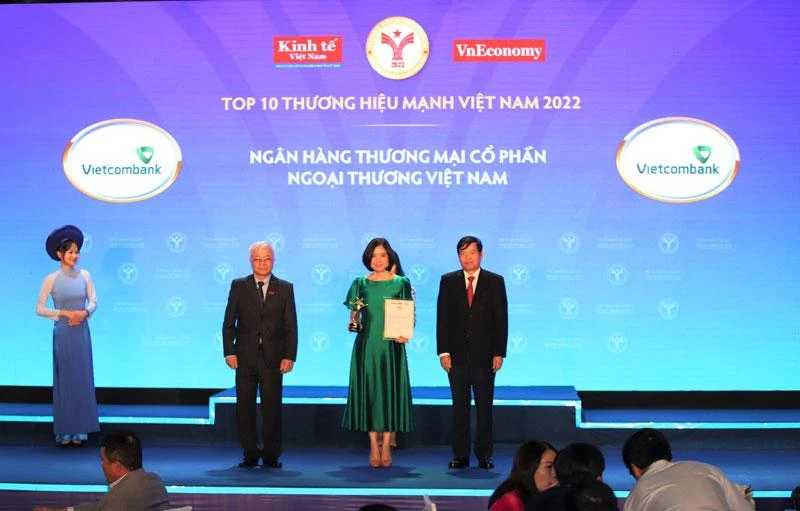 Đại diện Vietcombank, bà Phùng Nguyễn Hải Yến - Phó Tổng Giám đốc - nhận biểu trưng “Thương hiệu mạnh Việt Nam năm 2022” từ ban tổ chức chương trình.