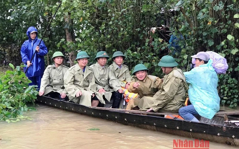 Phó Thủ tướng Lê Văn Thành cùng lãnh đạo tỉnh Thừa Thiên Huế di chuyển bằng đò đến vùng đang bị ngập lụt nặng - xóm Mỹ Ổn, thôn An Xuân, xã Quảng An, huyện Quảng Điền.