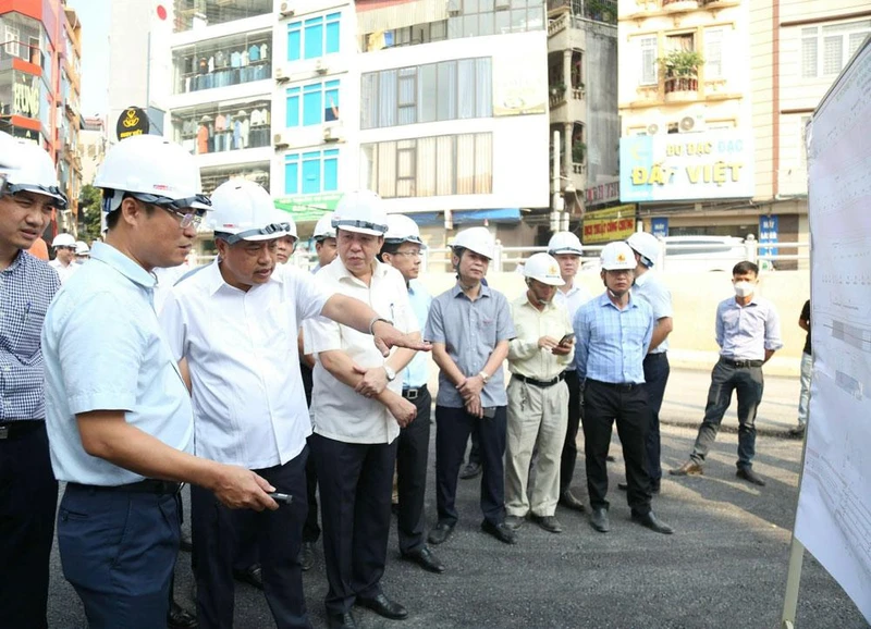 Chủ tịch UBND thành phố Hà Nội Trần Sỹ Thanh kiểm tra công trường thi công hầm chui tại nút giao Lê Văn Lương-đường Khuất Duy Tiến vào tháng 7/2022. (Ảnh: Minh Anh)