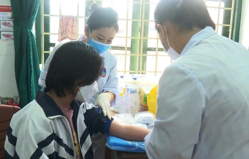 Nhân viên y tế huyện Chợ Đồn khám, điều trị cho học sinh nhiễm cúm B.