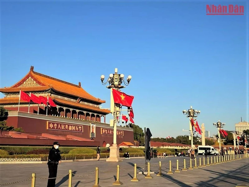 Quốc kỳ Việt Nam và Trung Quốc tung bay tại khu vực Quảng trường Thiên An Môn trước lễ đón chính thức ngày 31/10. (Ảnh: HỮU HƯNG)