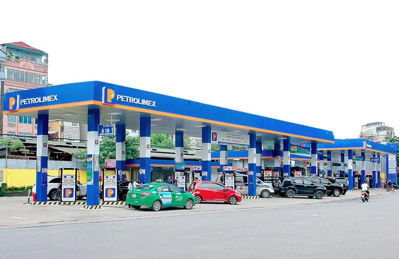 Người dân xếp hàng mua xăng dầu tại cửa hàng xăng dầu Petrolimex.