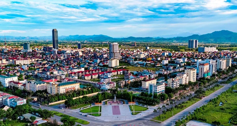 Thành phố Hà Tĩnh được xác định là đô thị hạt nhân của hành lang kinh tế đồng bằng ven biển gắn quốc lộ 1, cao tốc bắc-nam và đường ven biển.