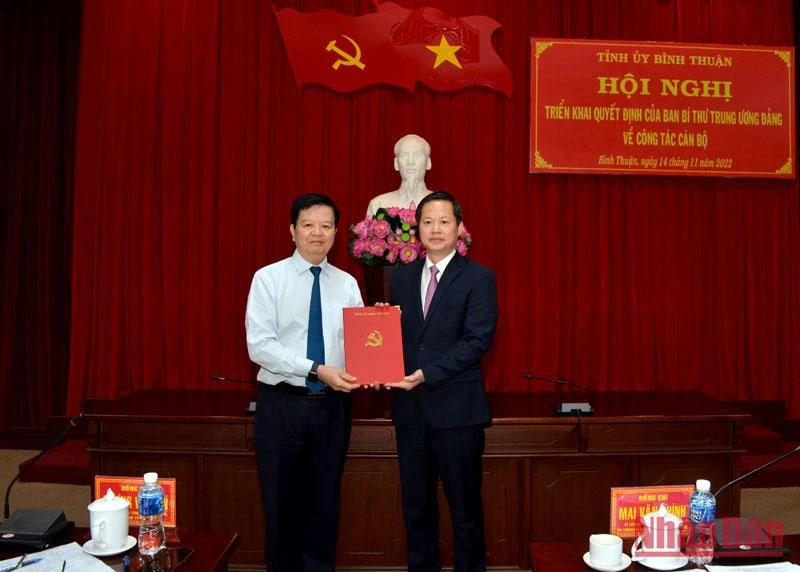 Đồng chí Mai Văn Chính, Ủy viên Trung ương Đảng, Phó Trưởng Ban Thường trực Ban Tổ chức Trung ương (bên trái) trao Quyết định của Ban Bí thư cho đồng chí Đoàn Anh Dũng.