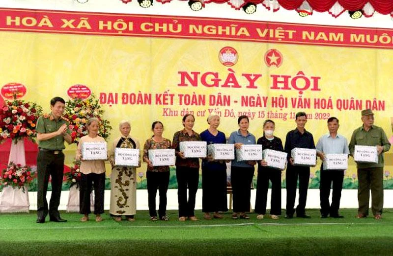 Thượng tướng Lương Tam Quang tặng quà cho các gia đình chính sách tại thôn Yến Đô, xã Tân Việt, huyện Yên Mỹ, tỉnh Hưng Yên.