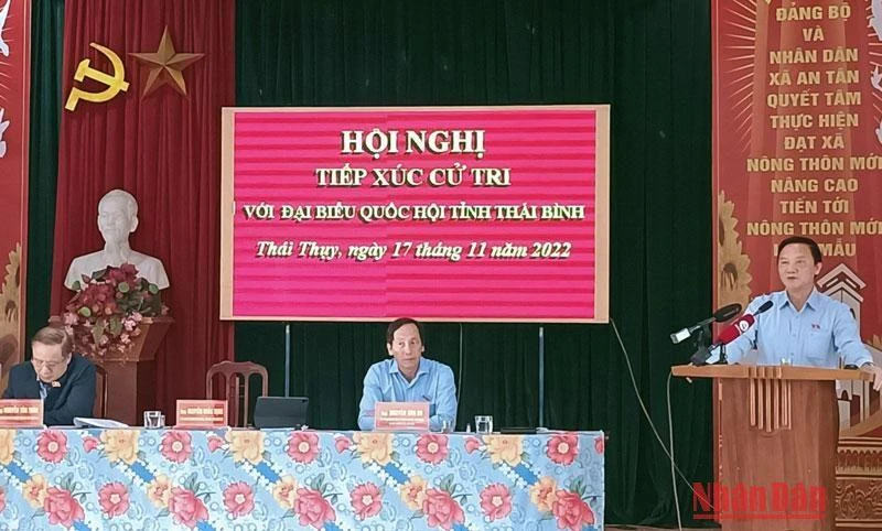 Phó Chủ tịch Quốc hội Nguyễn Khắc Định tiếp thu và trả lời ý kiến cử tri huyện Thái Thụy (tỉnh Thái Bình).