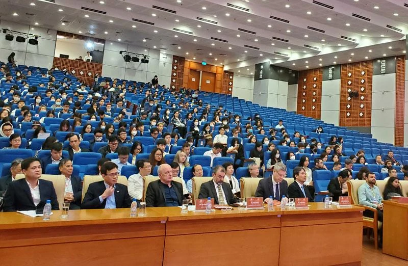 Các đại biểu tham dự Hội thảo CIEMB 2022 tại đầu cầu Trường Đại học Kinh tế quốc dân.