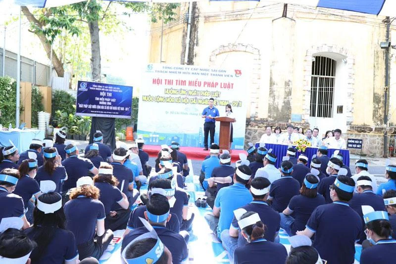 Cán bộ, công nhân viên Tổng Công ty cấp nước Sài Gòn sôi nổi tham gia Cuộc thi tìm hiểu pháp luật hưởng ứng Ngày Pháp luật nước Cộng hòa Xã hội chủ nghĩa Việt Nam.
