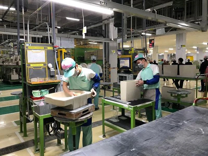 Hoạt động sản xuất sứ vệ sinh tại Công ty TNHH Toto Việt Nam chi nhánh Hưng Yên, khu công nghiệp Thăng Long II, tỉnh Hưng Yên.