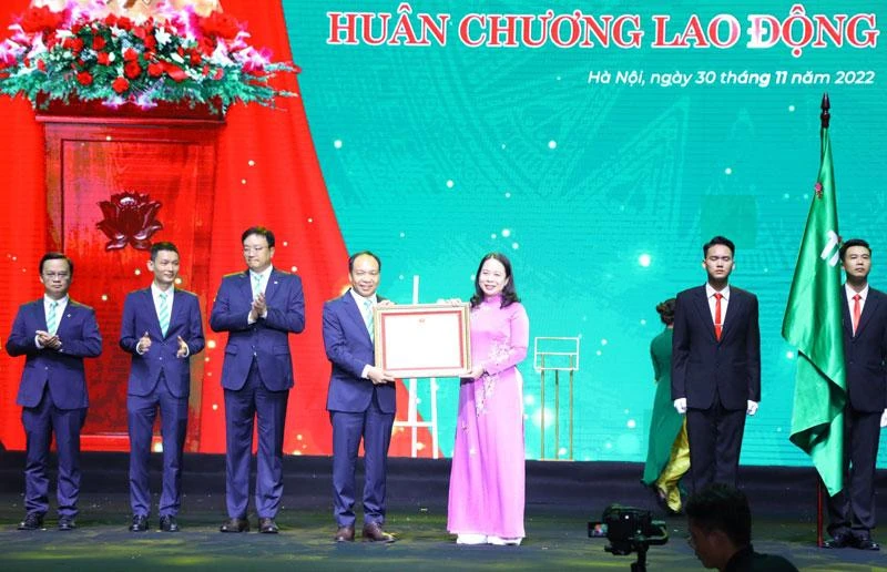 Phó Chủ tịch nước Võ Thị Ánh Xuân trao Huân chương Lao động hạng Nhất tặng Công ty cổ phần Traphaco.