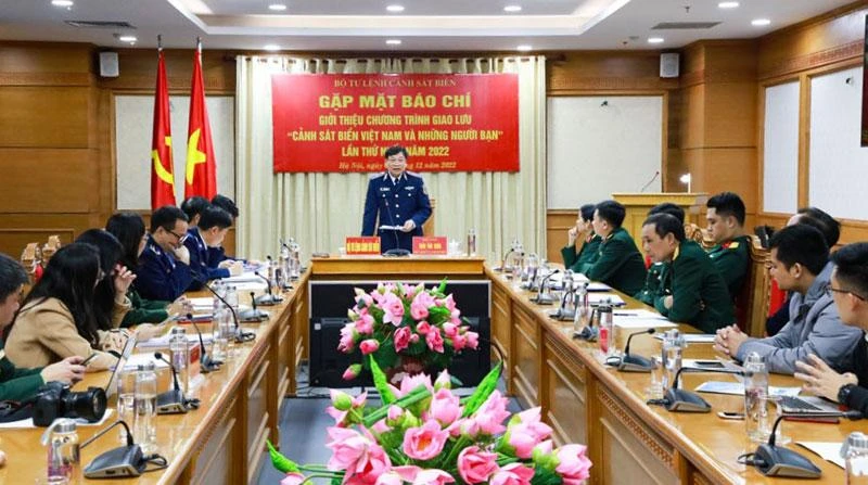 Thiếu tướng Trần Văn Xuân, Phó Chính ủy Cảnh sát biển Việt Nam giới thiệu Chương trình giao lưu “Cảnh sát biển Việt Nam và những người bạn”.